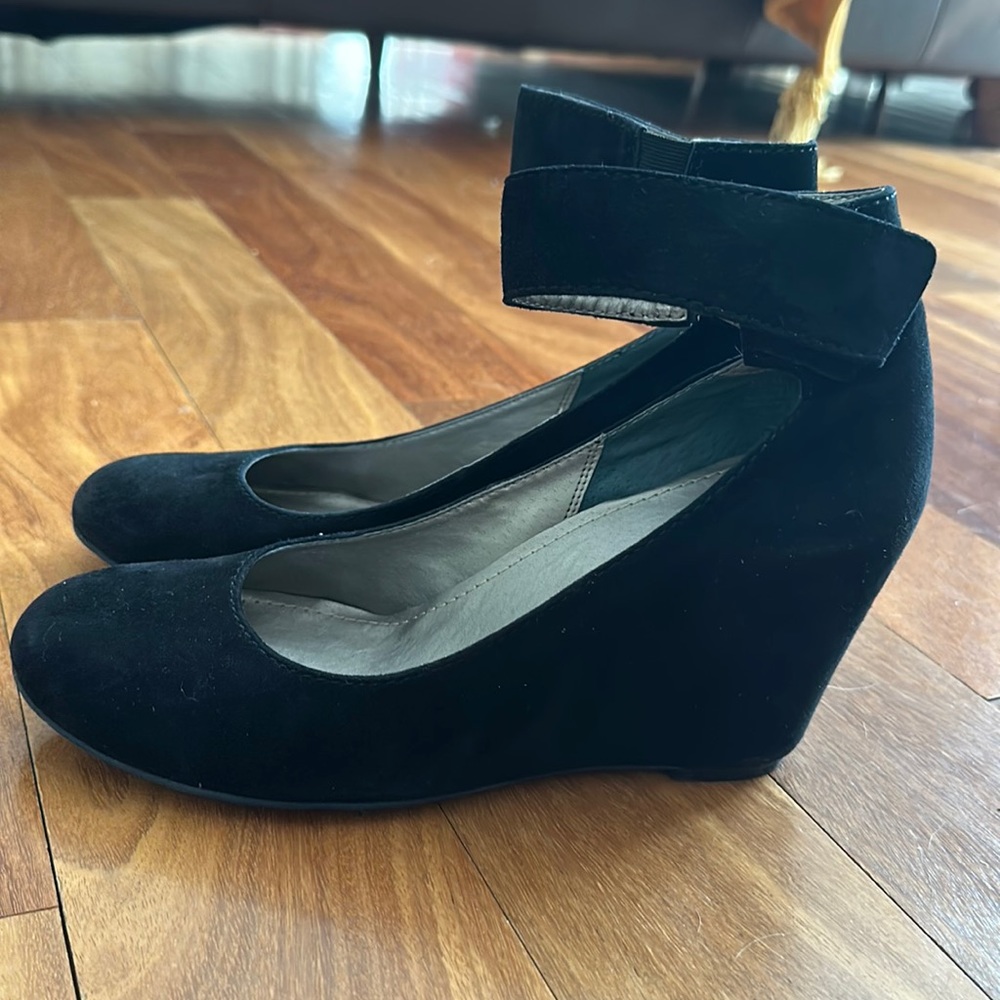 Tesori Like New Wedge with Ankle strap. Genuine leather Suede Size 10